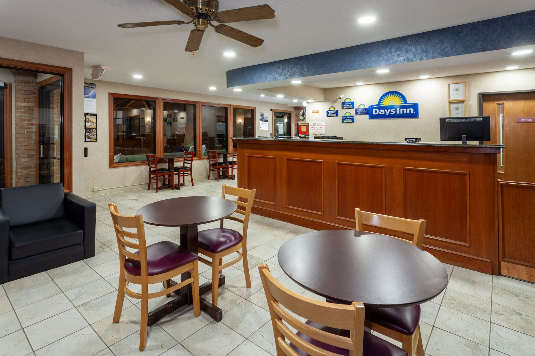 Days Inn by Wyndham Wooster Lobby & Atrium Area