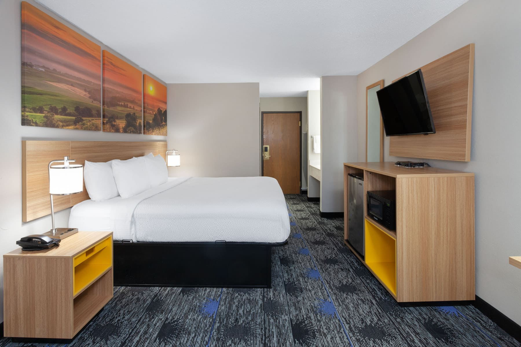 1 King Bed Deluxe Room Non-Smoking - Days Inn Wooster